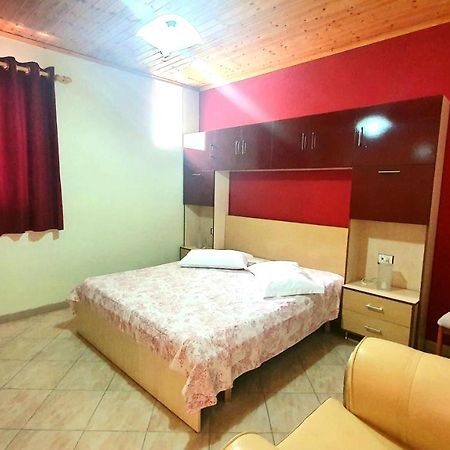 A Cheerful Villa With Free Parking Space Тирана Екстер'єр фото