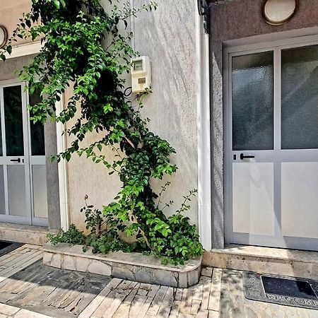 A Cheerful Villa With Free Parking Space Тирана Екстер'єр фото