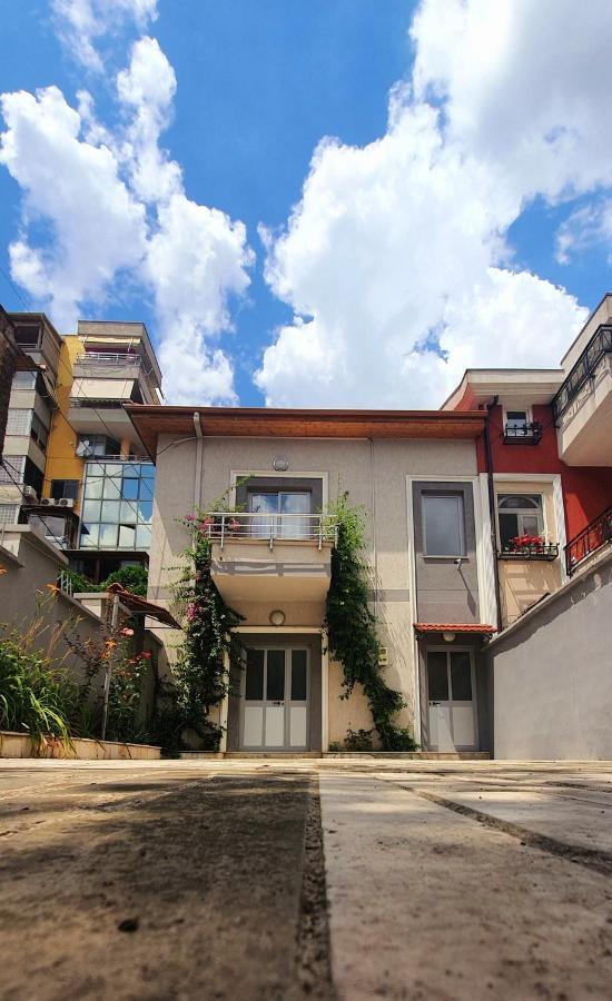 A Cheerful Villa With Free Parking Space Тирана Екстер'єр фото