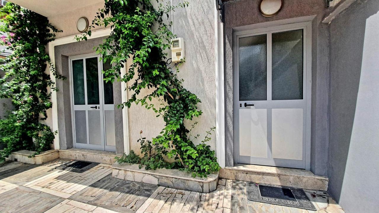 A Cheerful Villa With Free Parking Space Тирана Екстер'єр фото